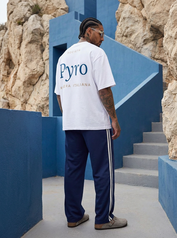 PYRO Riviera Italiana Tee – Model an der Riviera mit blauer Side-Stripe Hose