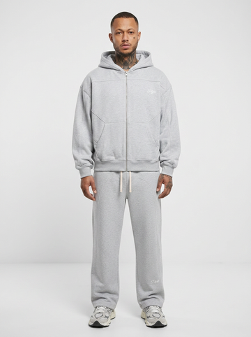 PYRO Boxy Zip Hoodie Cropped Fit in Grau am Model mit passender Hose, Ganzkörperansicht