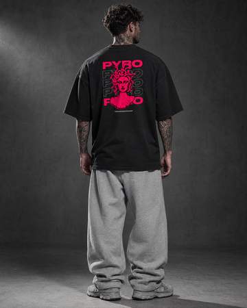 PYRO Medusa Oversize Tee in Schwarz – Model von hinten mit Medusa-Rückenprint