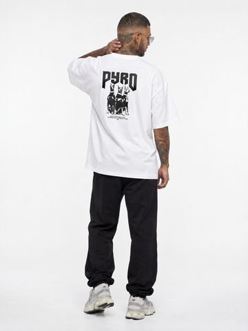 PYRO Doberman Oversize Tee in Weiß – Model von hinten mit Doberman-Rückenprint