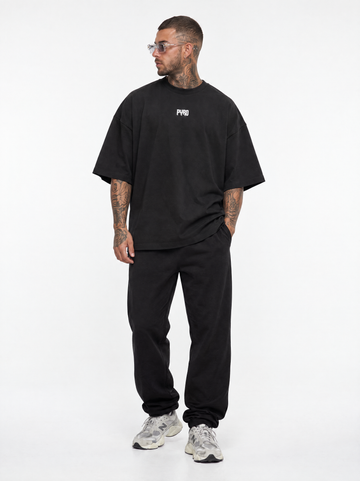 PYRO Ultra Oversize Tee in Schwarz am Model, extra weiter Schnitt