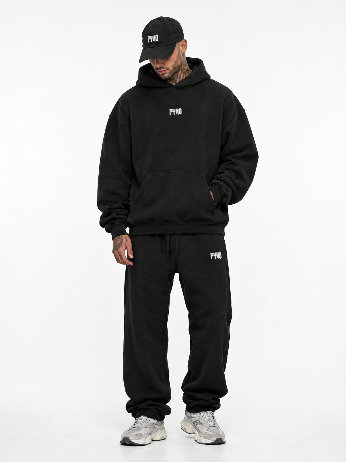 PYRO Signature Cap am Model mit PYRO Heavy Hoodie und Wide Trackpants