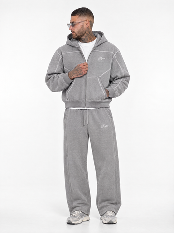 PYRO Wide Sweatpants Heavy Cotton am Model als Zweiteiler mit PYRO Boxy Zip Hoodie
