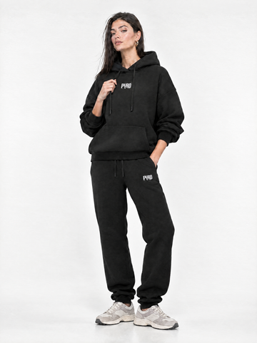 PYRO Women Oversized Hoodie in Schwarz am Model mit PYRO Wide Trackpants